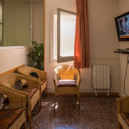 אכסניה Residencia Sants *